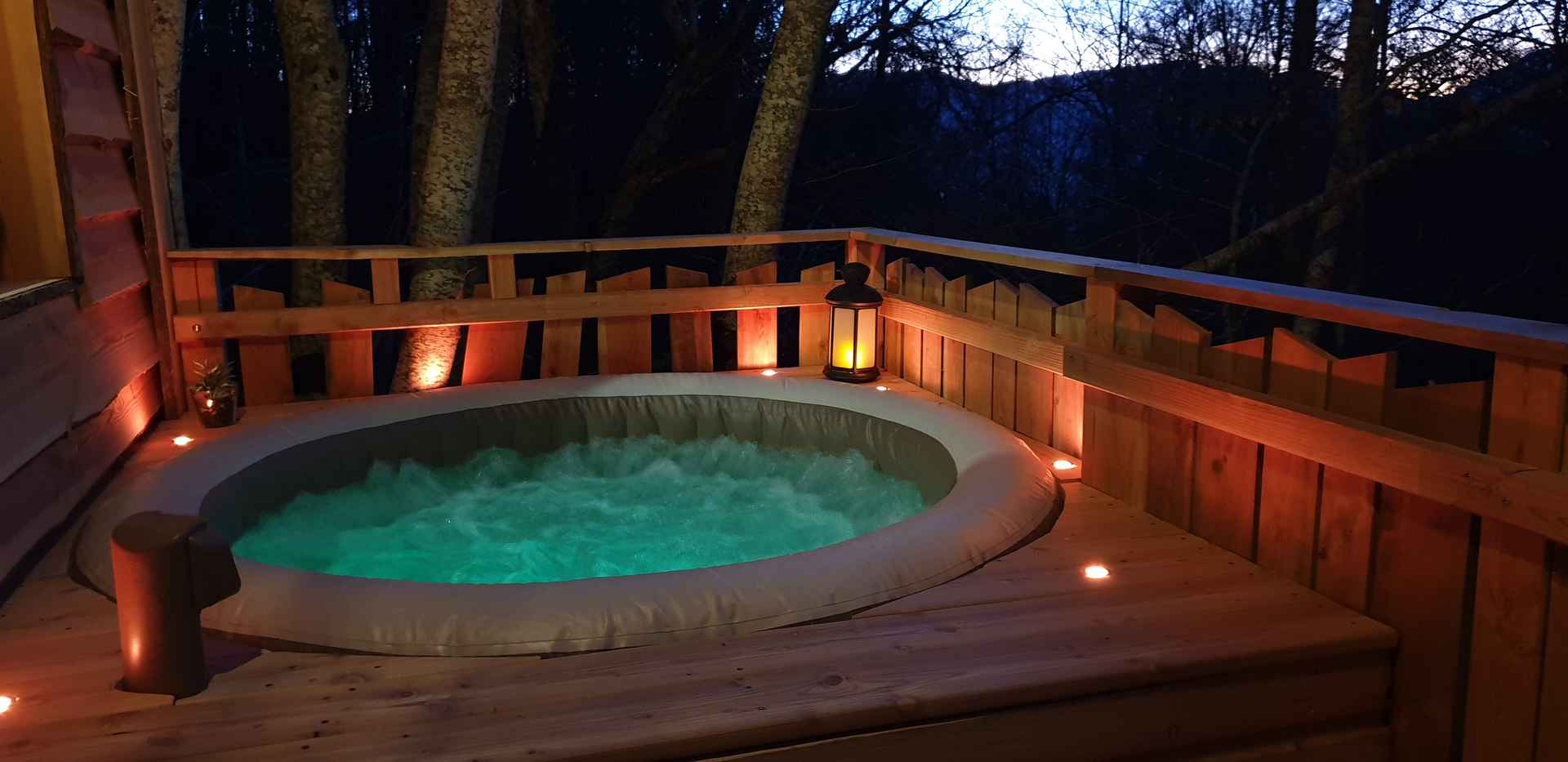 20190321_191819 Hébergement insolite en cabane avec jacuzzi extérieur, ambiance chaleureuse et romantique.