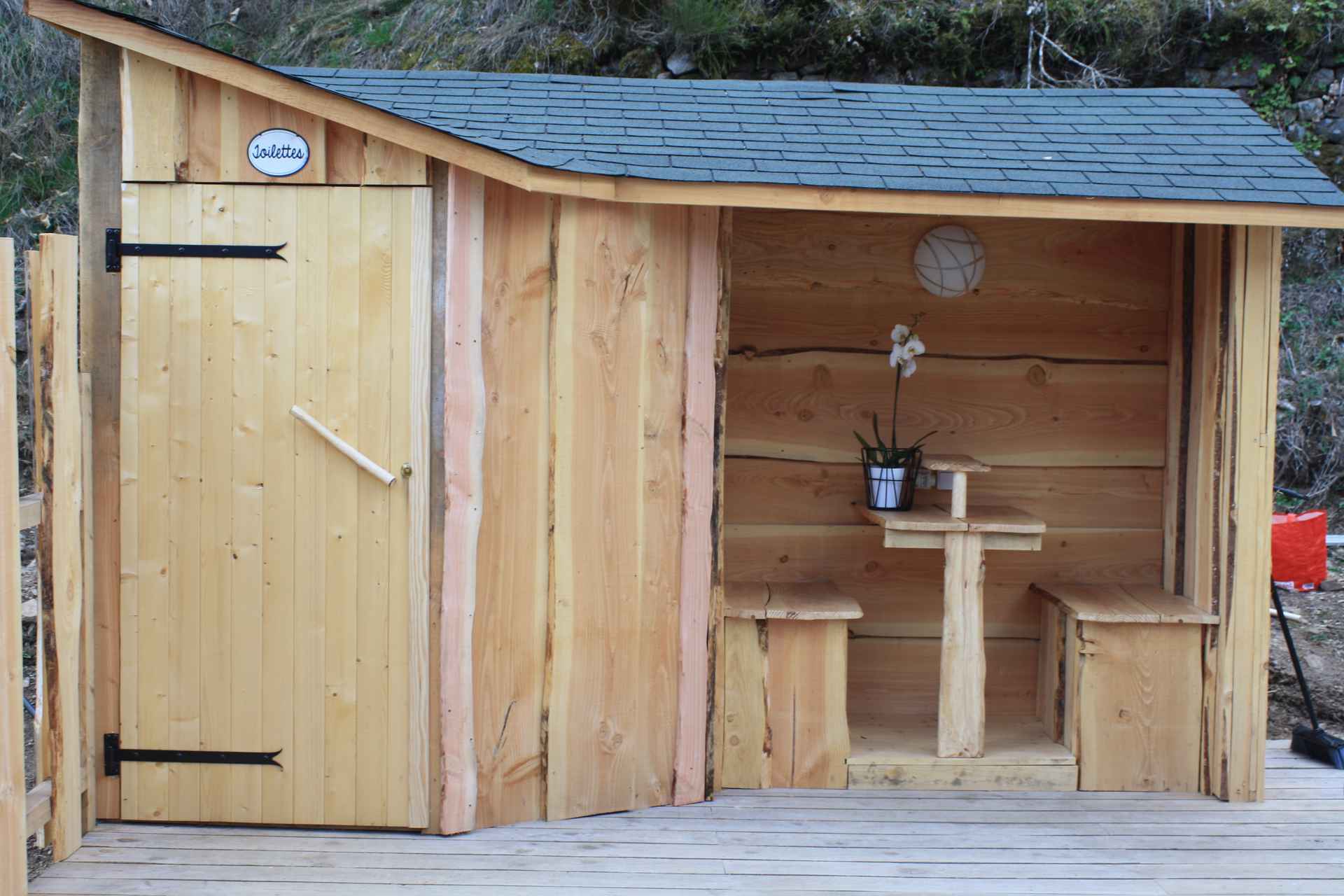 IMG_7715 Cabane en bois avec une terrasse, idéale pour un séjour insolite en Auvergne-Rhône-Alpes.