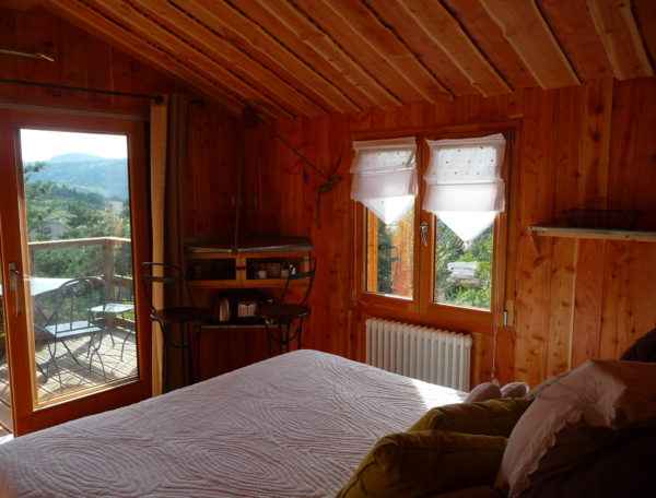 Chalet en bois chaleureux avec vue sur les montagnes, idéal pour un séjour relaxant.