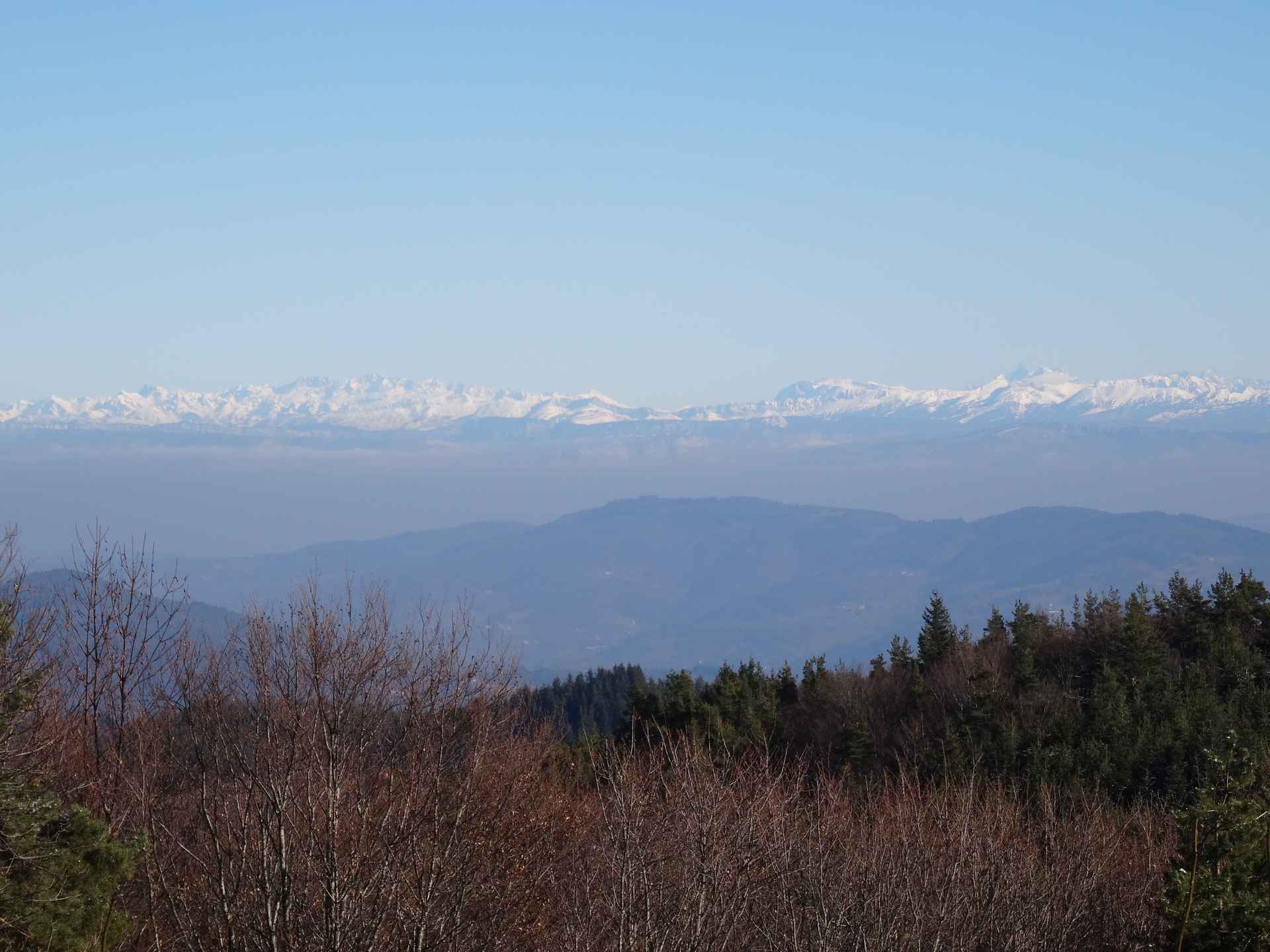le panorama des Alpes Vue panoramique sur les montagnes depuis un hébergement insolite en Auvergne-Rhône-Alpes.