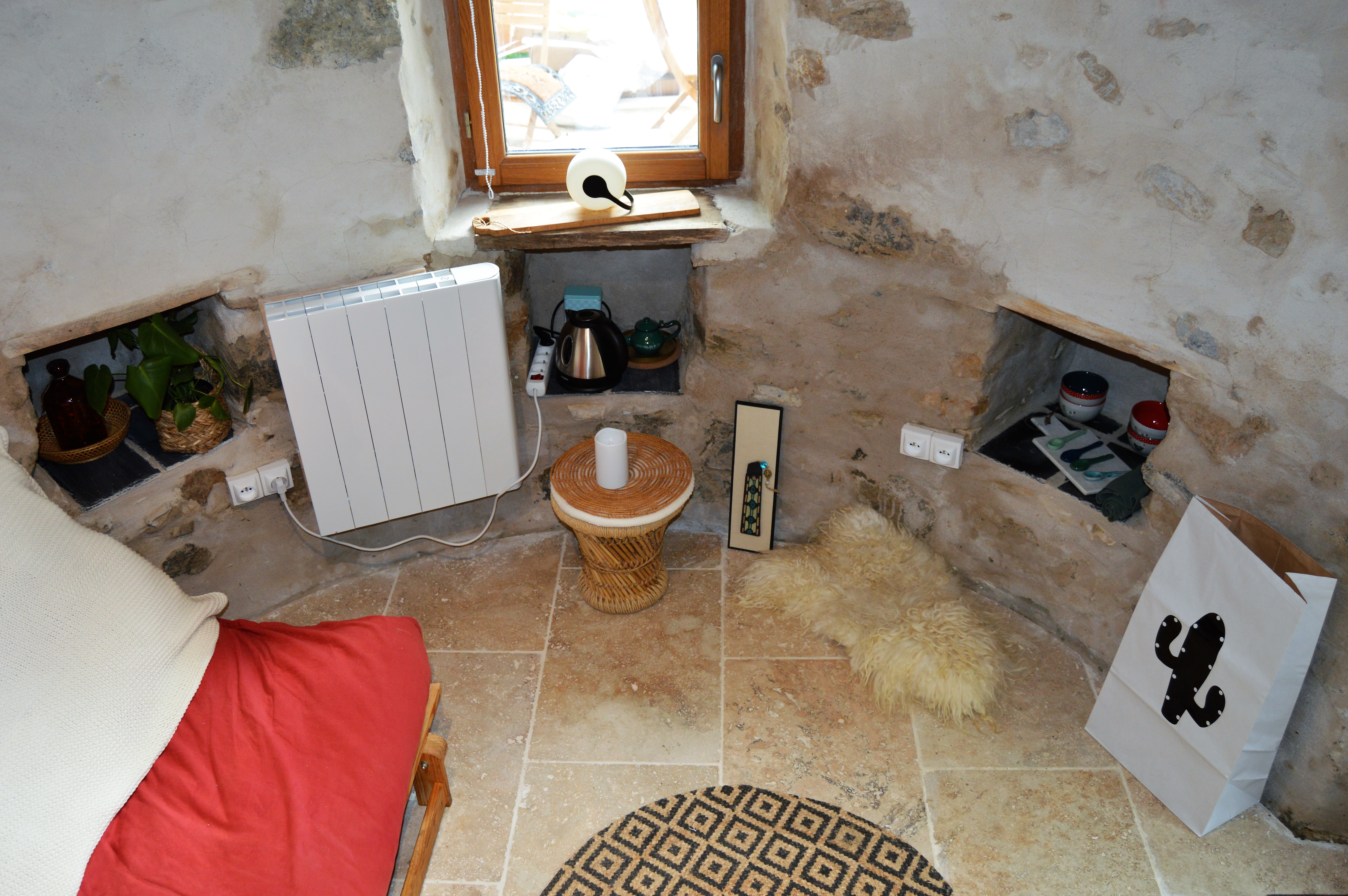 DSC_0385 Hébergement insolite en pierre avec coin salon cosy et décor chaleureux à Midi-Pyrénées.