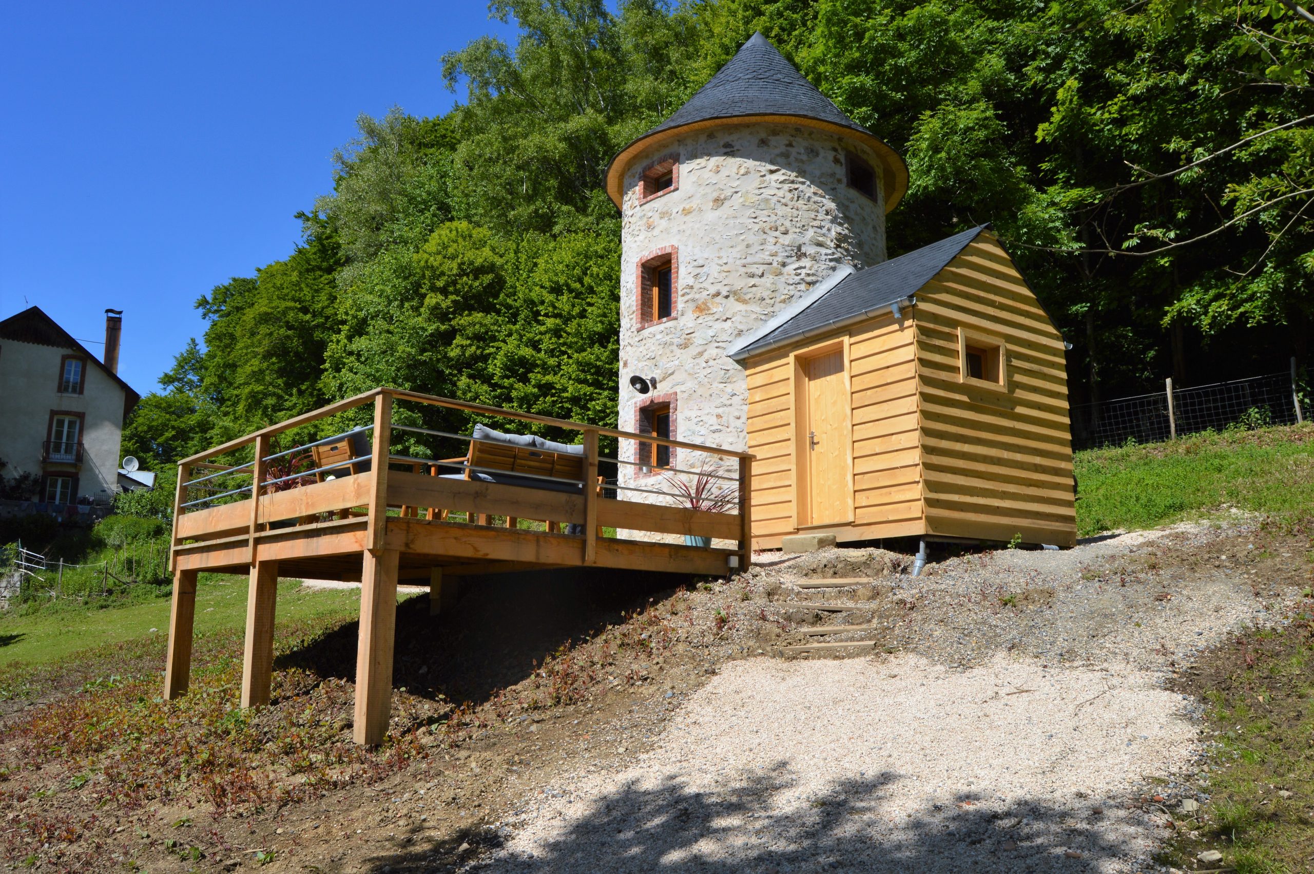 DSC_0413 Hébergement insolite en Midi-Pyrénées : un moulin en pierre avec terrasse en bois.