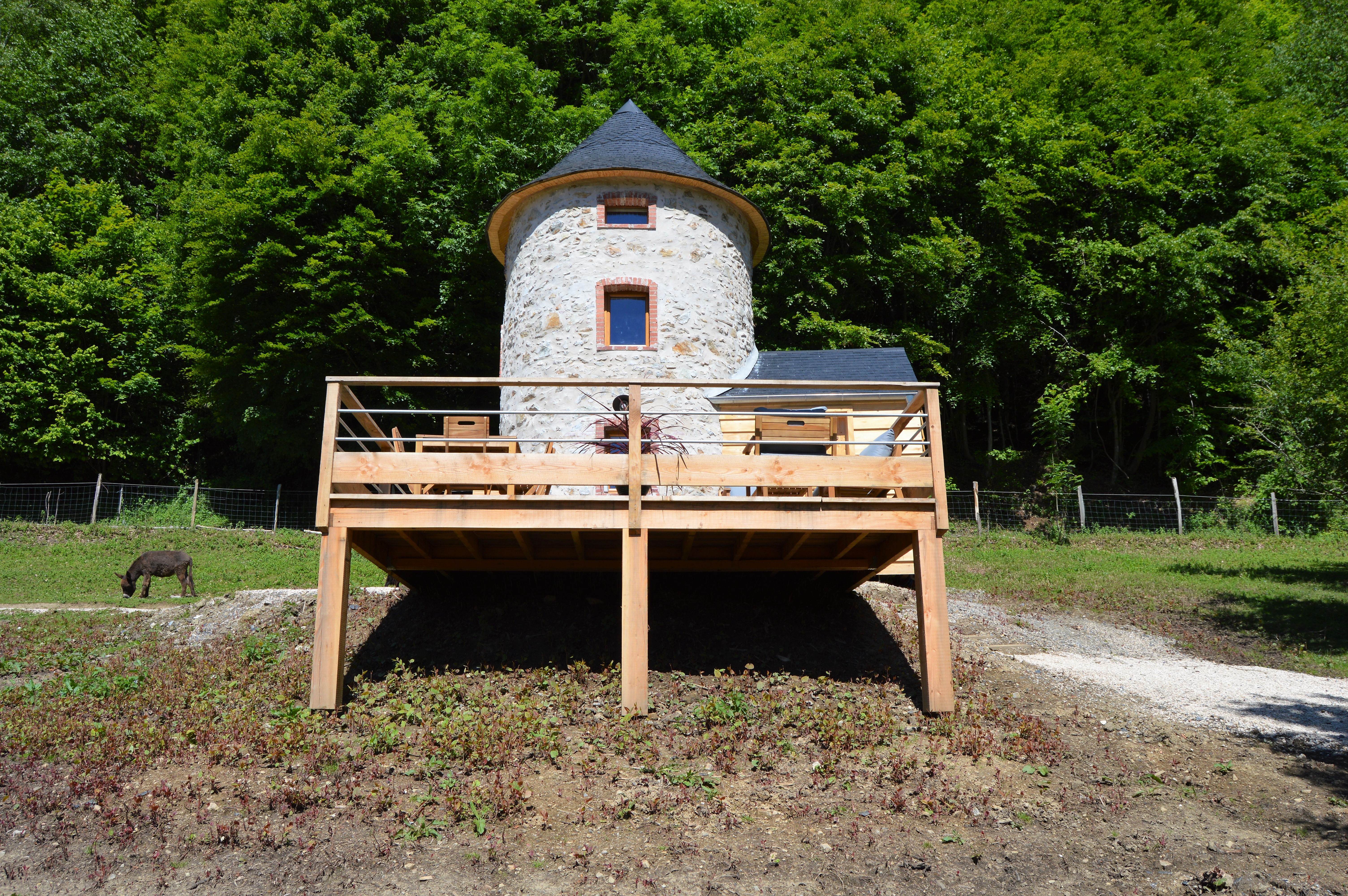 DSC_0420 Moulin en pierre avec terrasse en bois, entouré de verdure à Midi-Pyrénées.