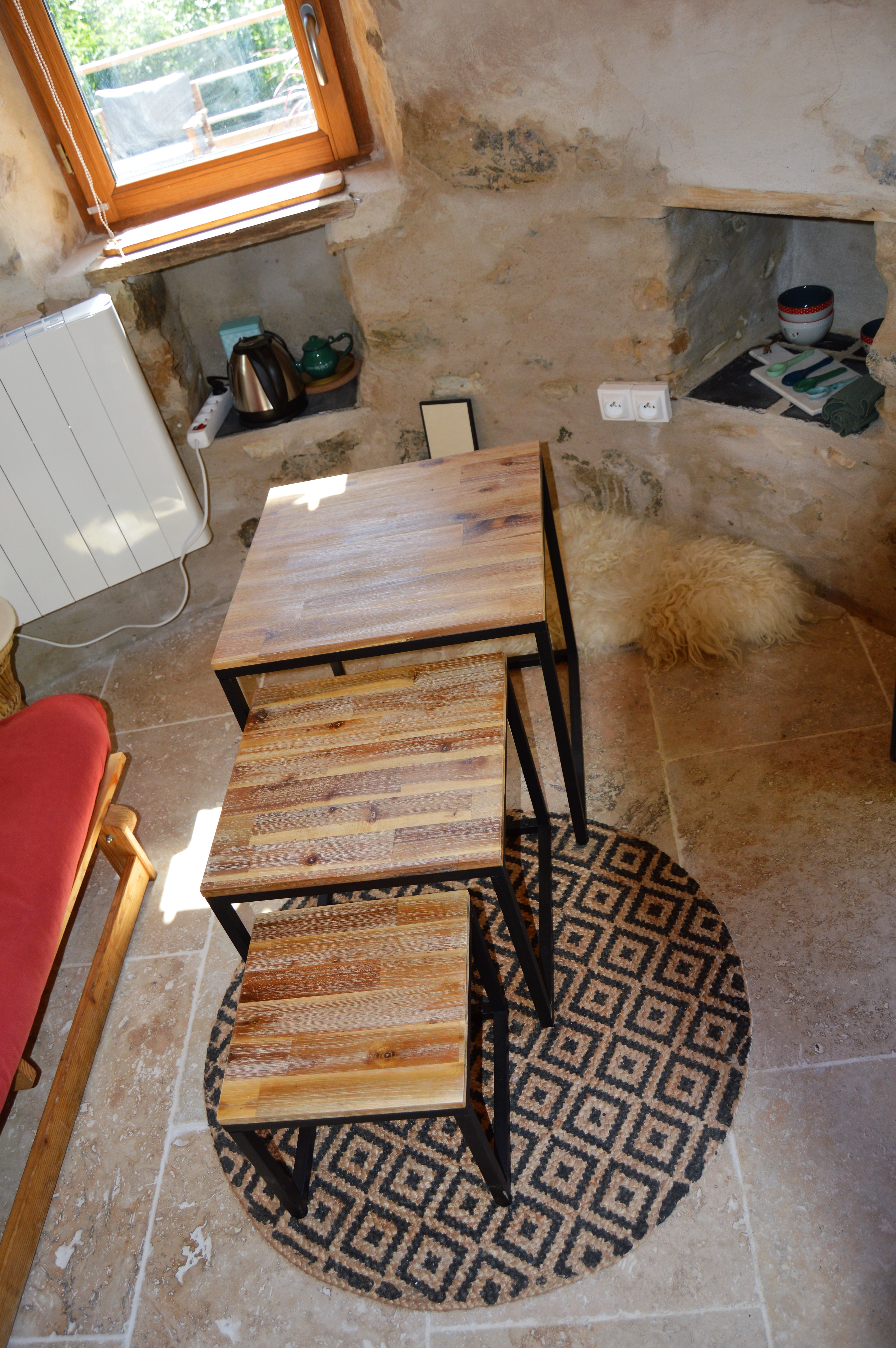 DSC_0513 Hébergement insolite en Midi-Pyrénées avec tables en bois et décoration chaleureuse.