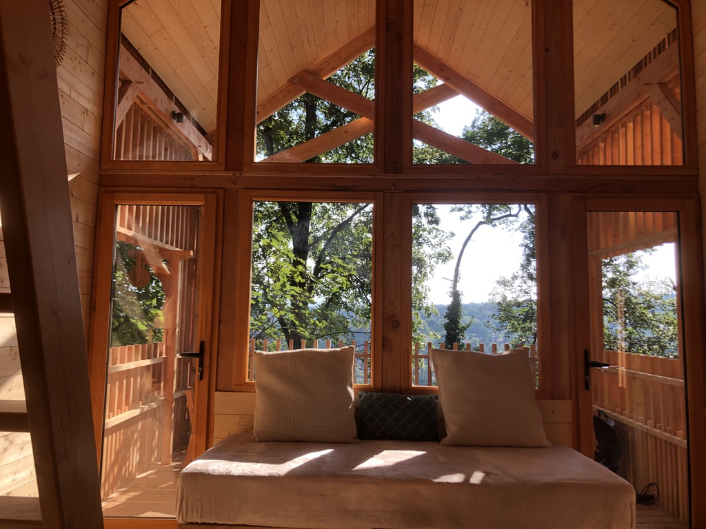 Cabane en bois avec grandes fenêtres, offrant une vue imprenable sur la nature.