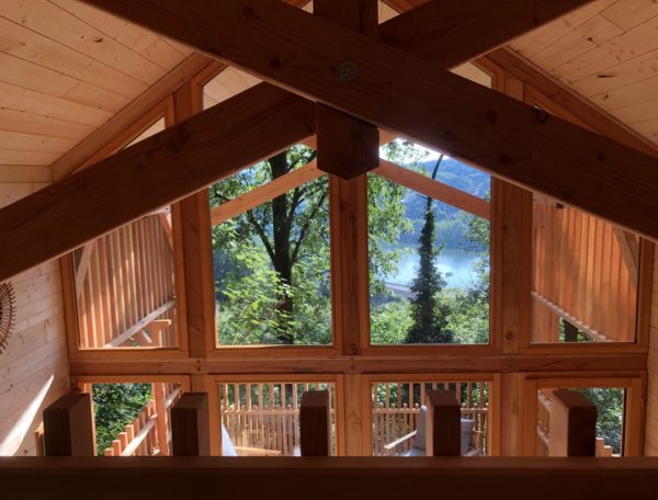 Cabane en bois avec vue panoramique sur la nature verdoyante dAuvergne-Rhône-Alpes.