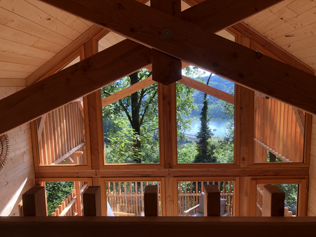 Cabane en bois avec vue panoramique sur la nature verdoyante dAuvergne-Rhône-Alpes.