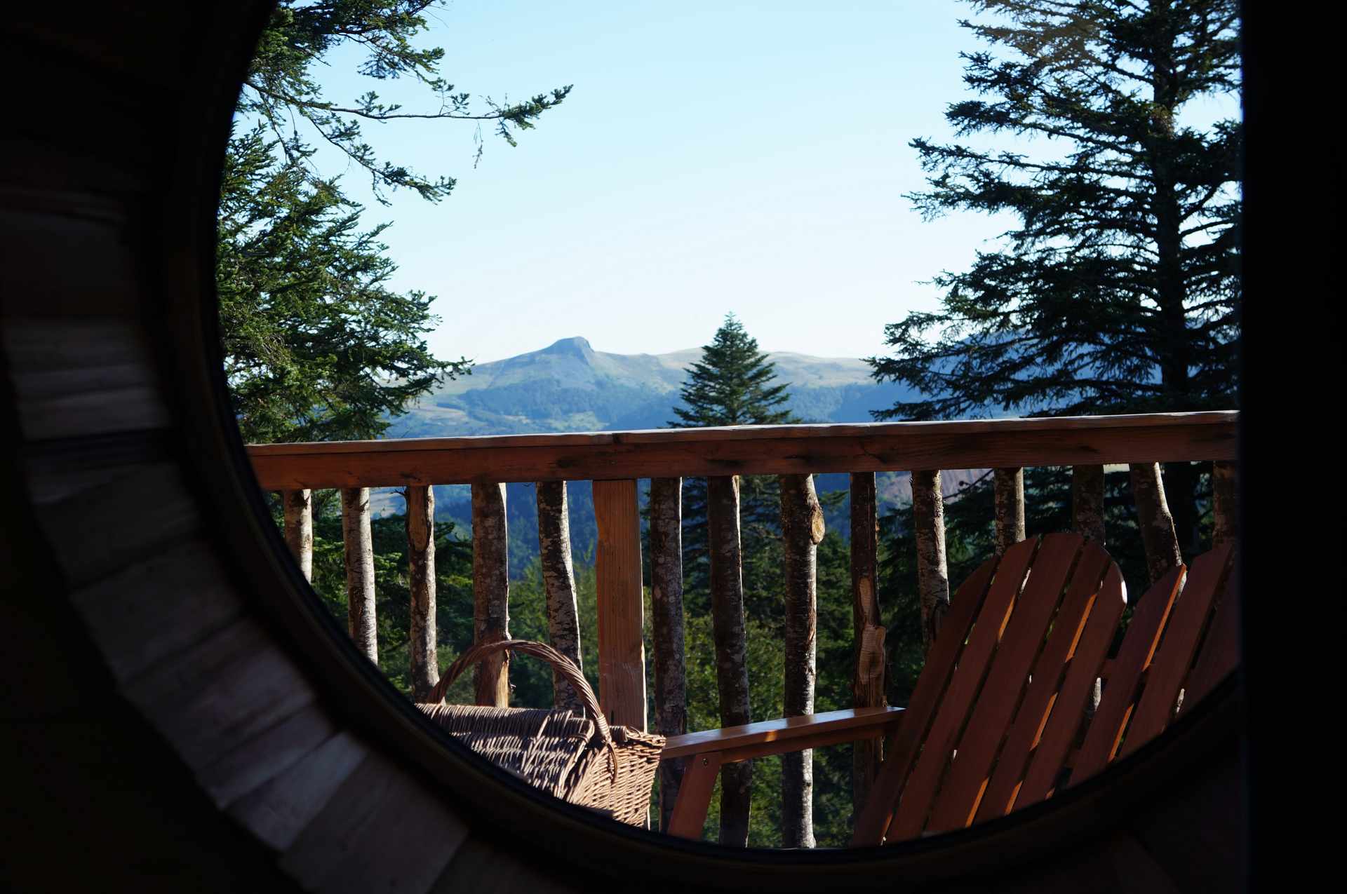 Cabane perchée en Auvergne avec vue panoramique sur les montagnes environnantes.