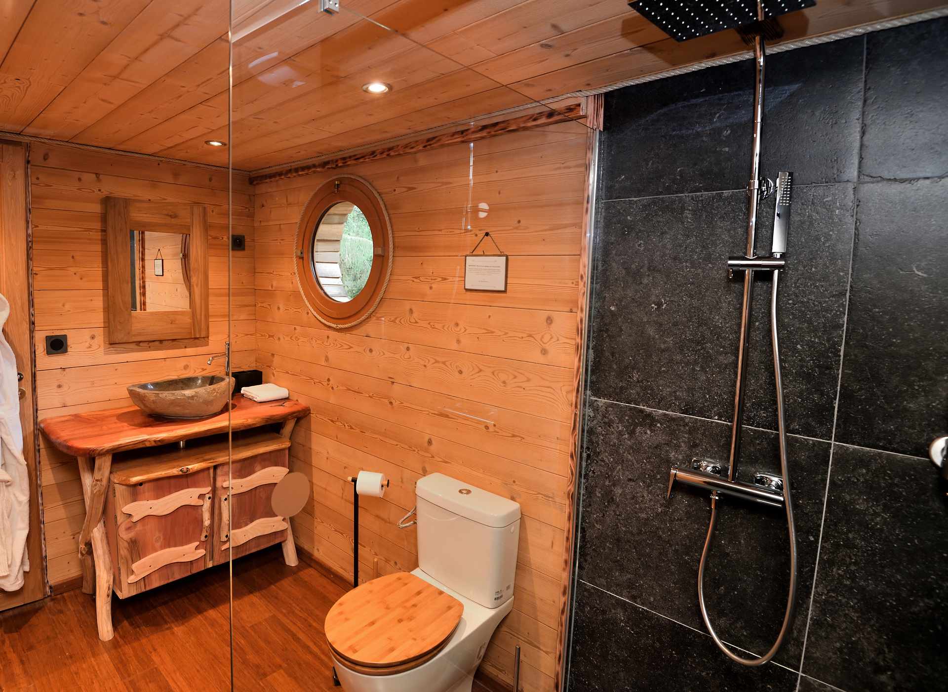 Salle de bain moderne en bois dans un hébergement insolite en Auvergne.