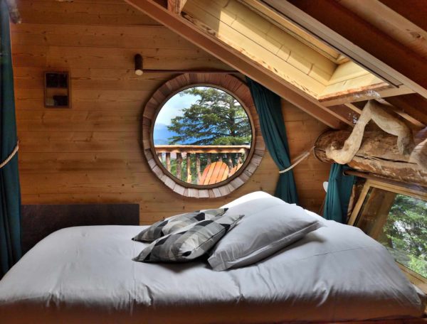 Cabane perchée en Auvergne avec vue circulaire sur la nature depuis la chambre.