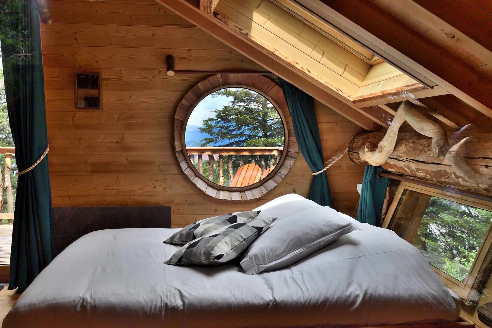 Cabane perchée en Auvergne avec vue circulaire sur la nature depuis la chambre.