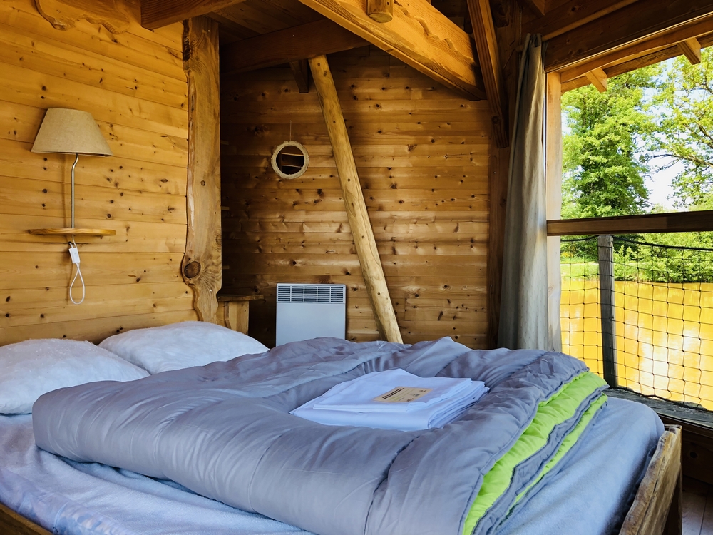 IMG_0807 Cabane en bois avec lit douillet et vue sur la nature environnante.