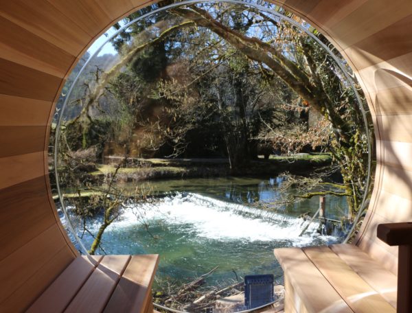 Hébergement insolite en Bourgogne : un cylindre en bois avec vue sur la rivière.