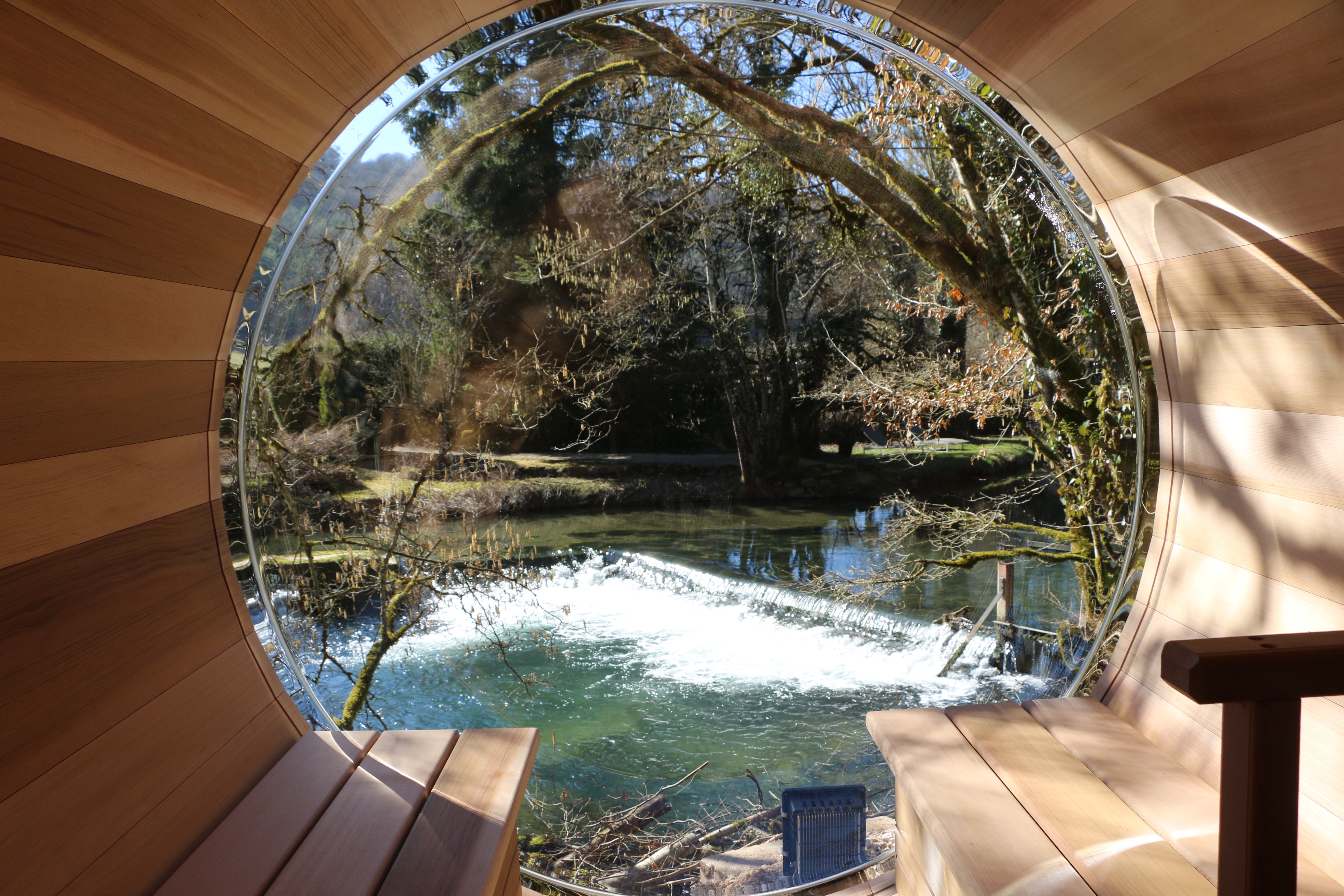 Hébergement insolite en Bourgogne : un cylindre en bois avec vue sur la rivière.