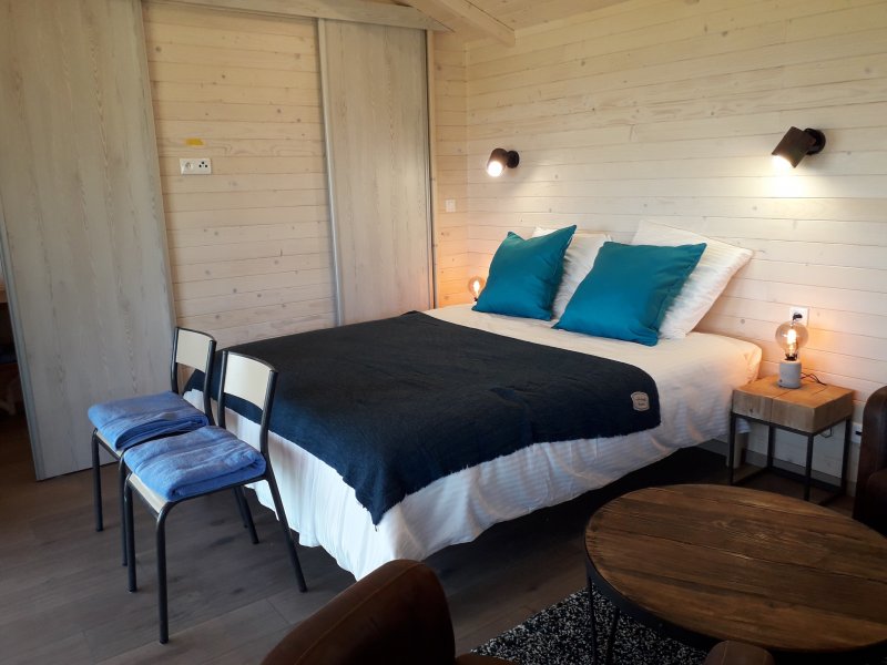 24560-fo-normal___v_02522e5f2a2084c24d56805d38b61fa1 Chalet moderne en bois avec lit douillet et décoration chaleureuse à Languedoc-Roussillon.