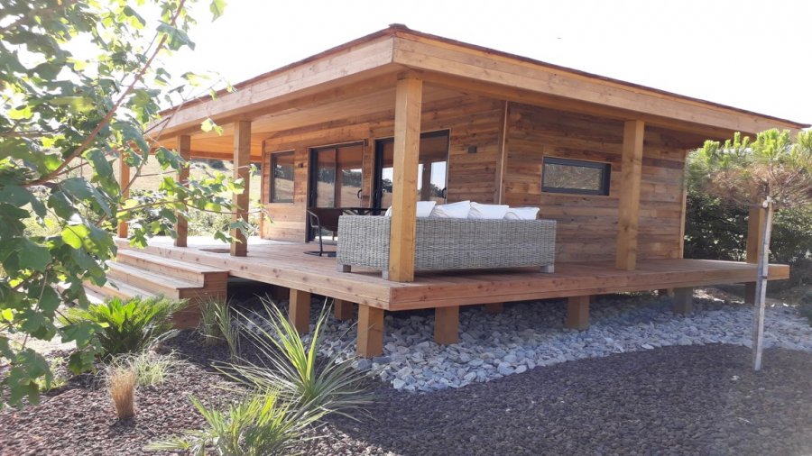 cabane-spa-des-baies-sauvages-24565-fo-normal___v_d54b814e061a229f00416734cb9eea8c Cabane en bois avec terrasse, entourée de plantes exotiques à Languedoc-Roussillon.
