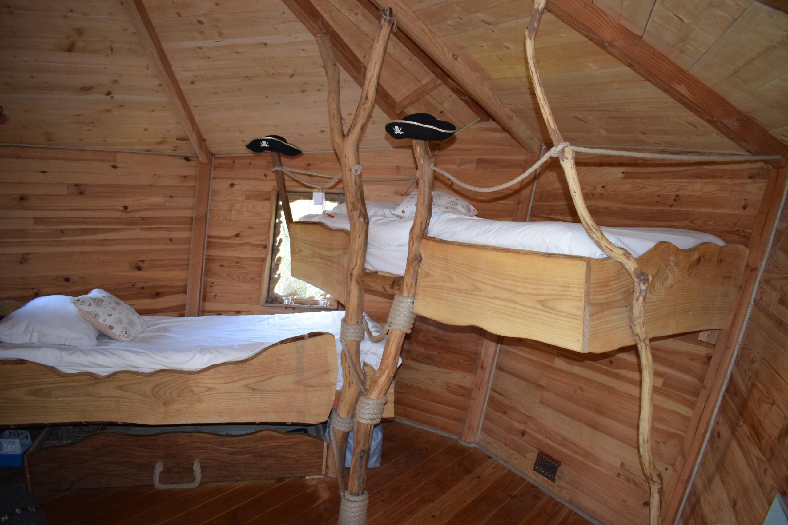DSC_0088 Cabane en bois en Bretagne avec lits superposés et décor de pirate.