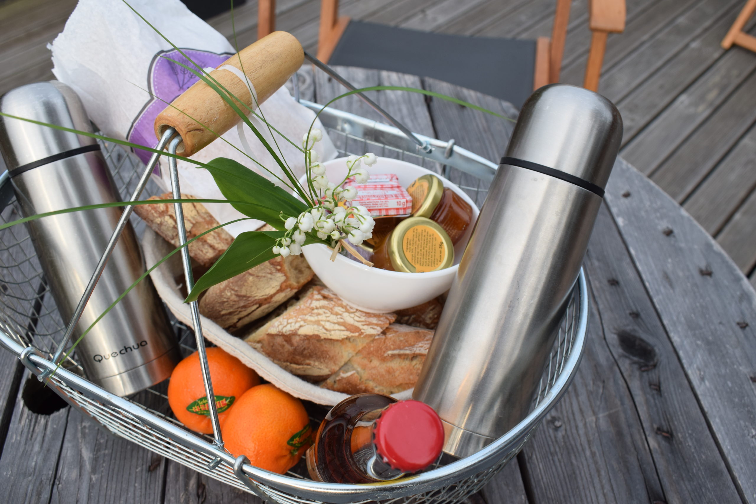 DSC_0112 Panier gourmand dans un hébergement insolite en Bretagne, avec pain et fruits frais.