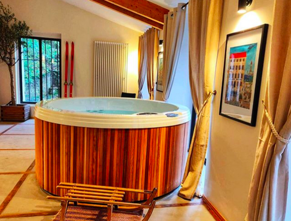 Hébergement insolite en Auvergne-Rhône-Alpes avec un jacuzzi en bois chaleureux.