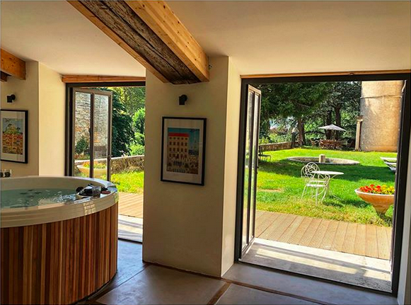 Hébergement insolite en Auvergne-Rhône-Alpes avec jacuzzi et vue sur le jardin.