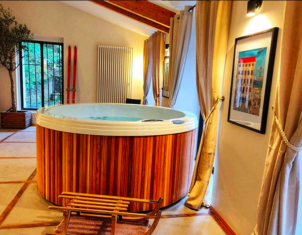 Hébergement insolite en Auvergne-Rhône-Alpes avec un jacuzzi en bois chaleureux.
