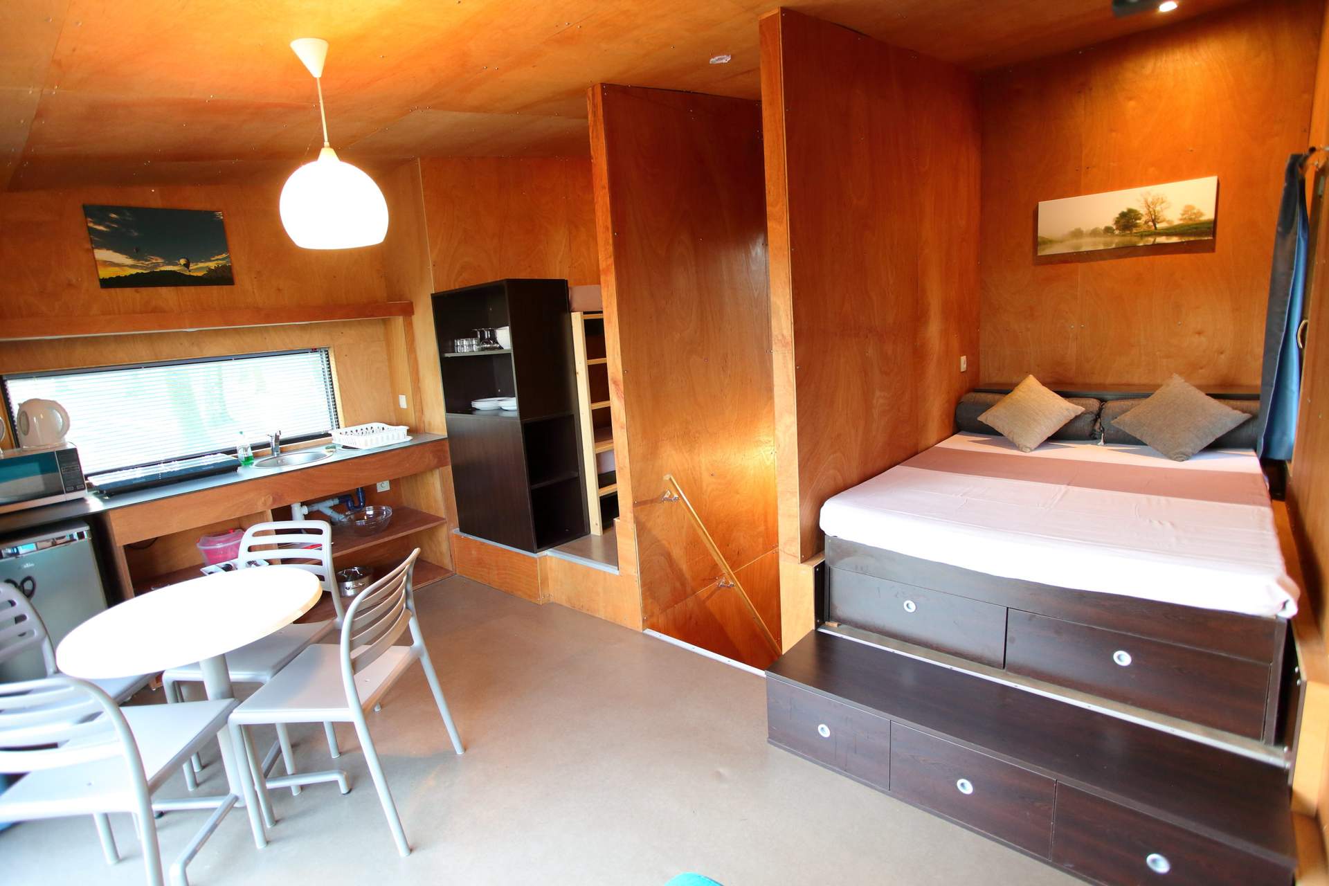 IMG_5769 Hébergement insolite en Basse-Normandie, chambre moderne avec bois chaleureux et kitchenette.