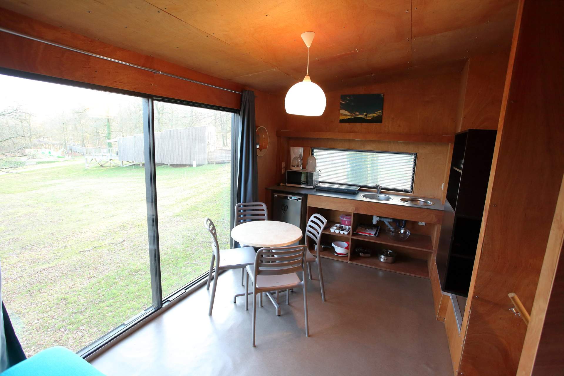 IMG_5774 Cabane moderne en bois avec vue sur la nature, lumineuse et cosy.