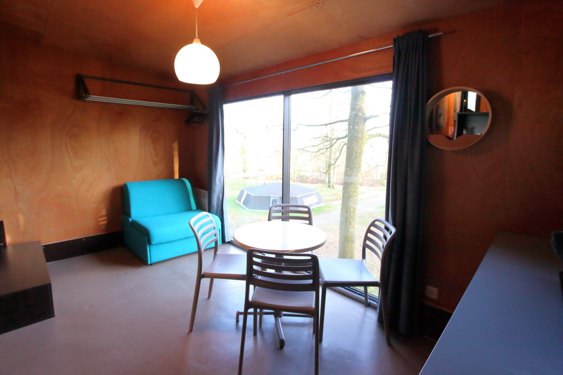 IMG_5778 Hébergement insolite en Basse-Normandie, intérieur moderne avec vue sur la nature.