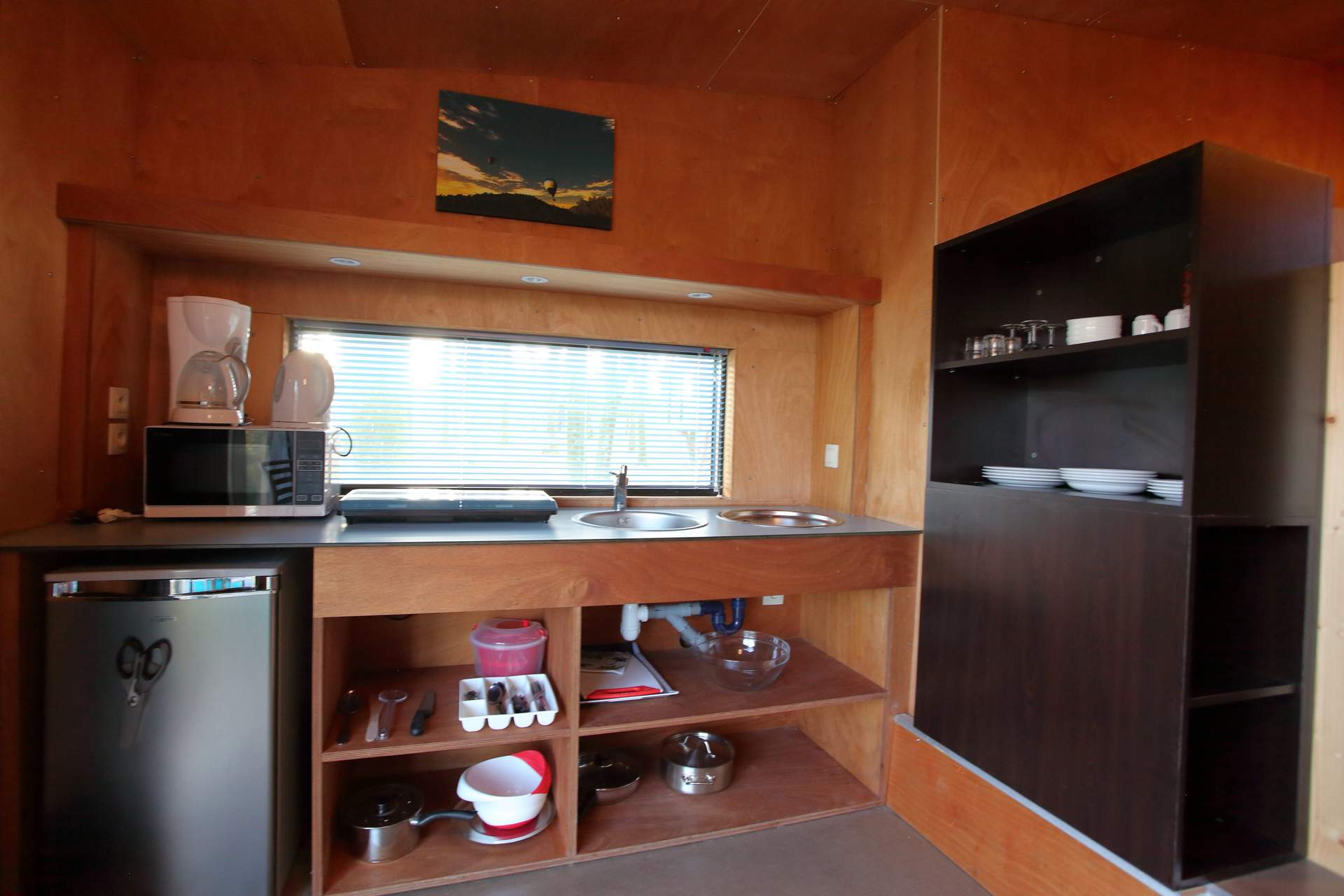 IMG_5781 Intérieur dun hébergement insolite en Basse-Normandie, avec cuisine moderne et lumineuse.