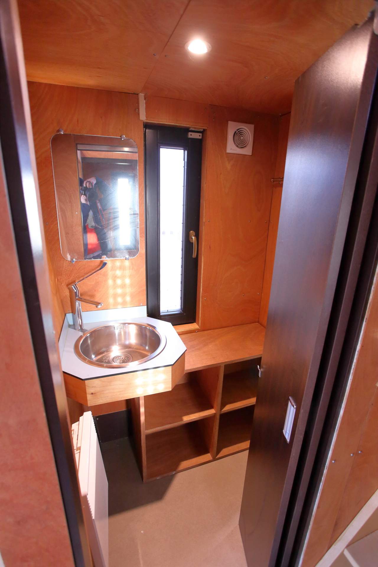 IMG_5796 Hébergement insolite en Basse-Normandie : intérieur moderne avec lavabo et rangements.