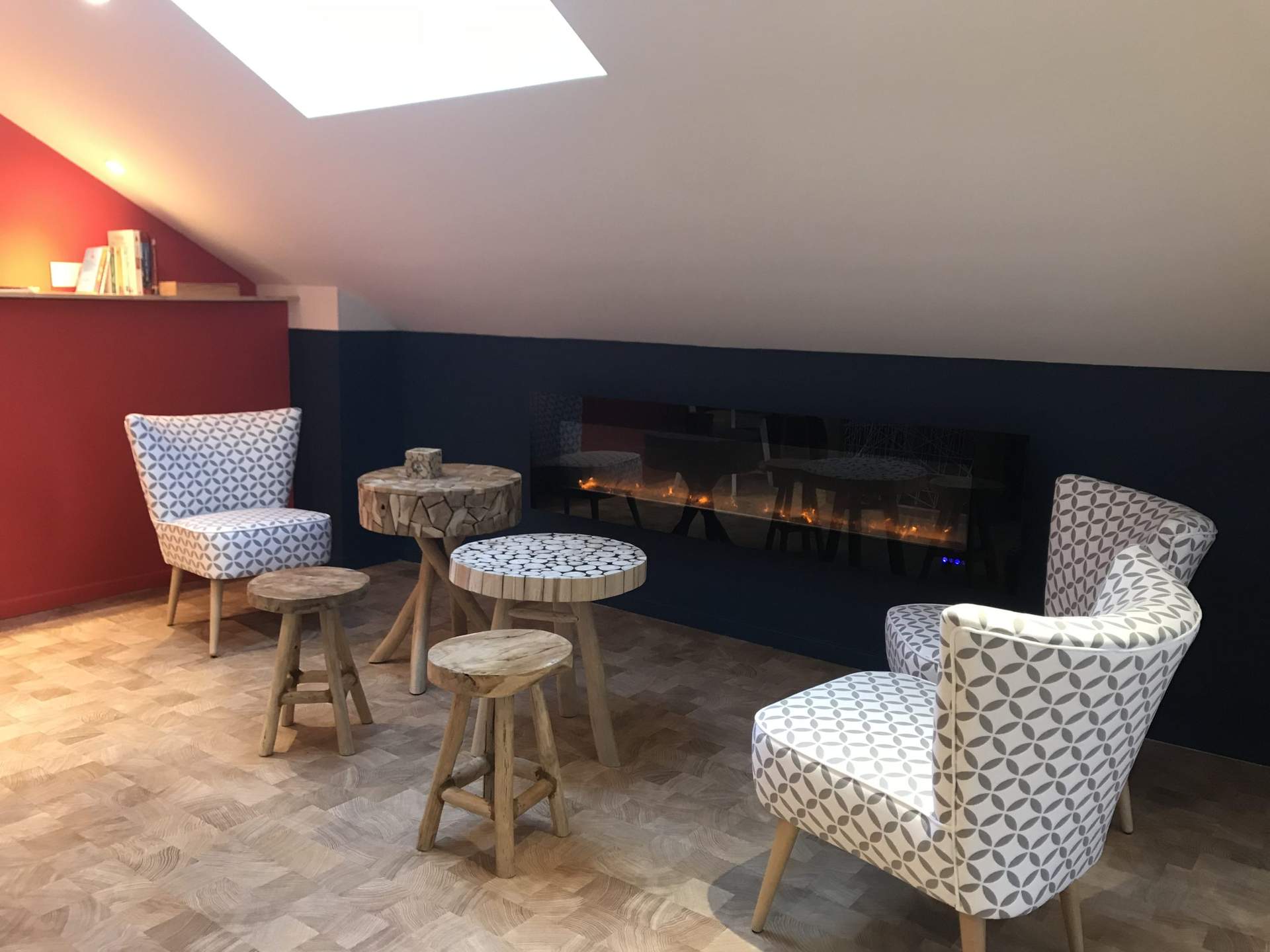 IMG_6078 Hébergement insolite en Auvergne-Rhône-Alpes, salon cosy avec fauteuils modernes et cheminée.