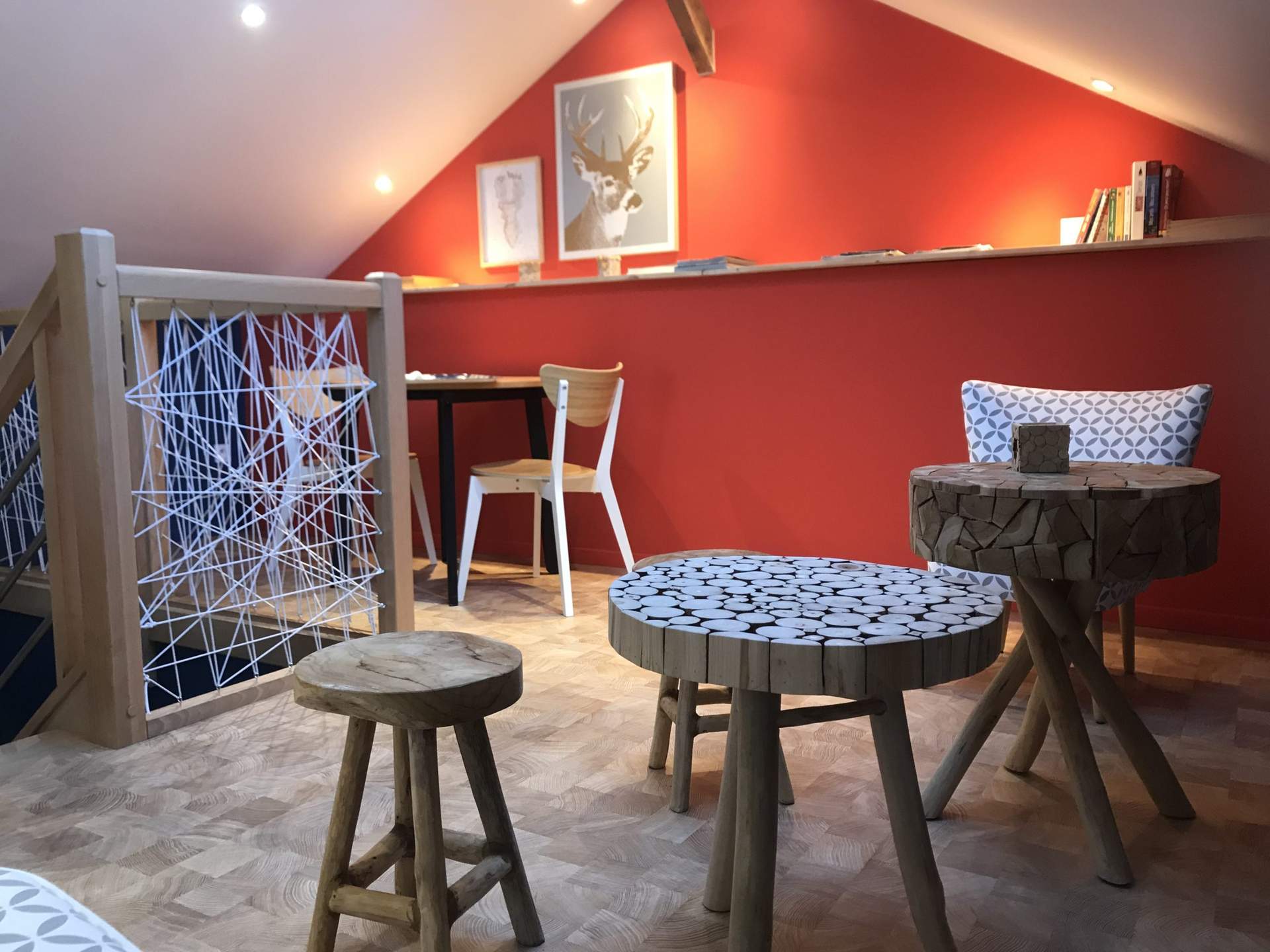 IMG_6079 Hébergement insolite en Auvergne-Rhône-Alpes, avec un intérieur moderne et coloré.