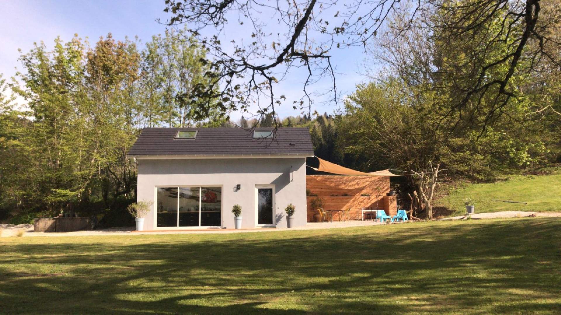 refuge Hébergement insolite en Auvergne-Rhône-Alpes, maison moderne avec grandes baies vitrées.