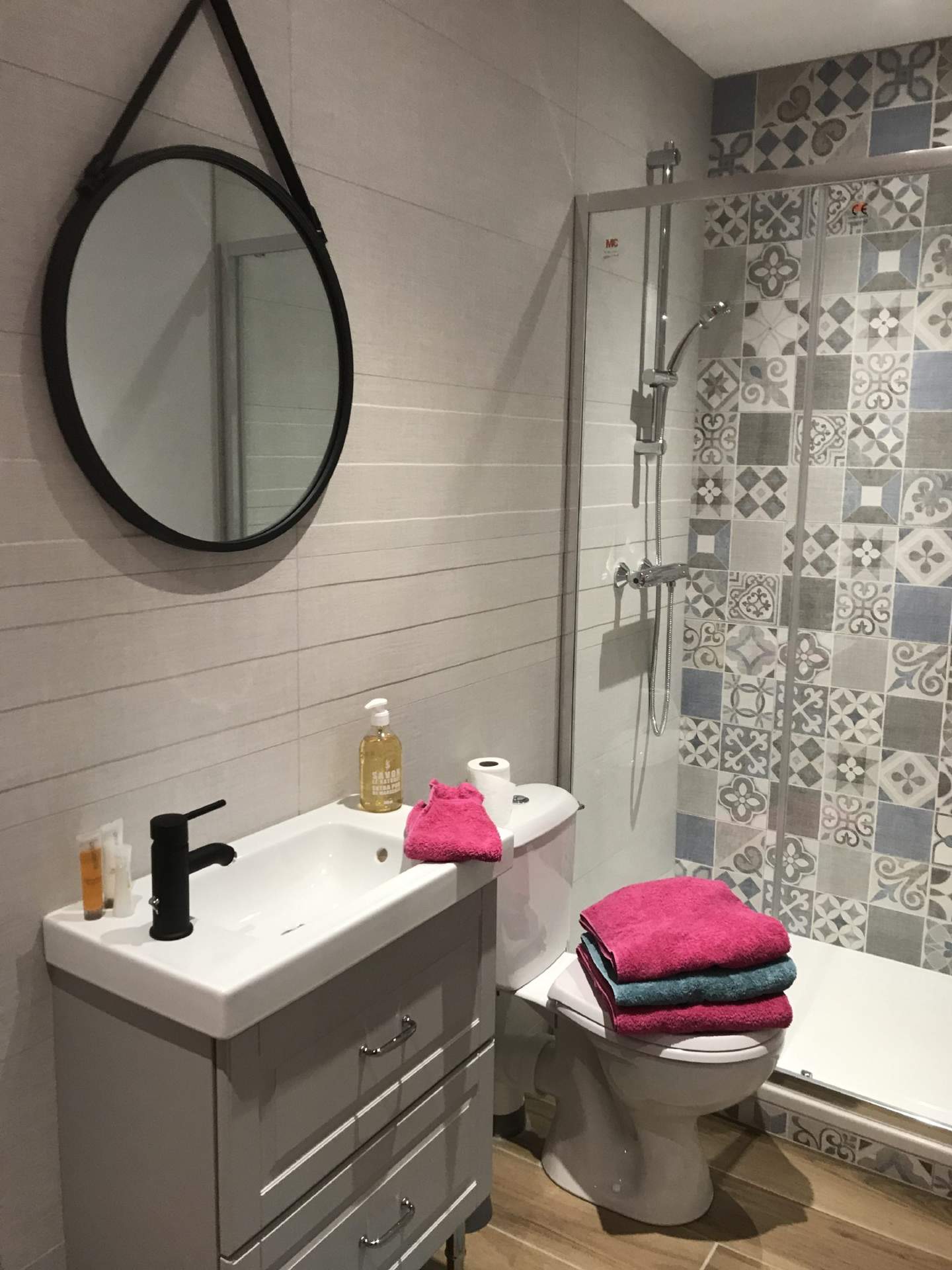 salle de bains Refuge Salle de bain moderne dun hébergement insolite en Auvergne-Rhône-Alpes, avec carrelage coloré.