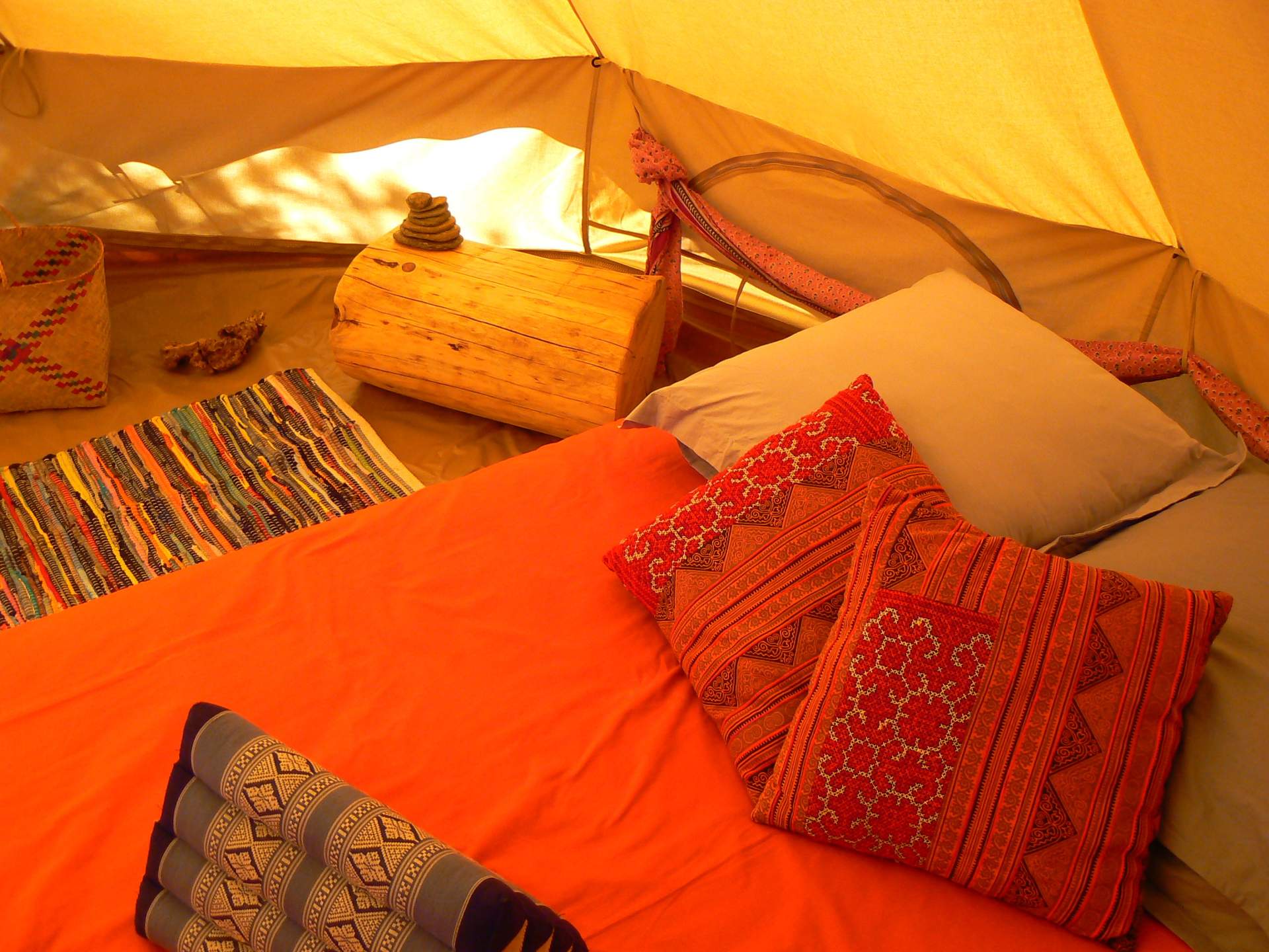 P1090840 Tente confortable en Languedoc-Roussillon, avec un lit douillet et des coussins colorés.