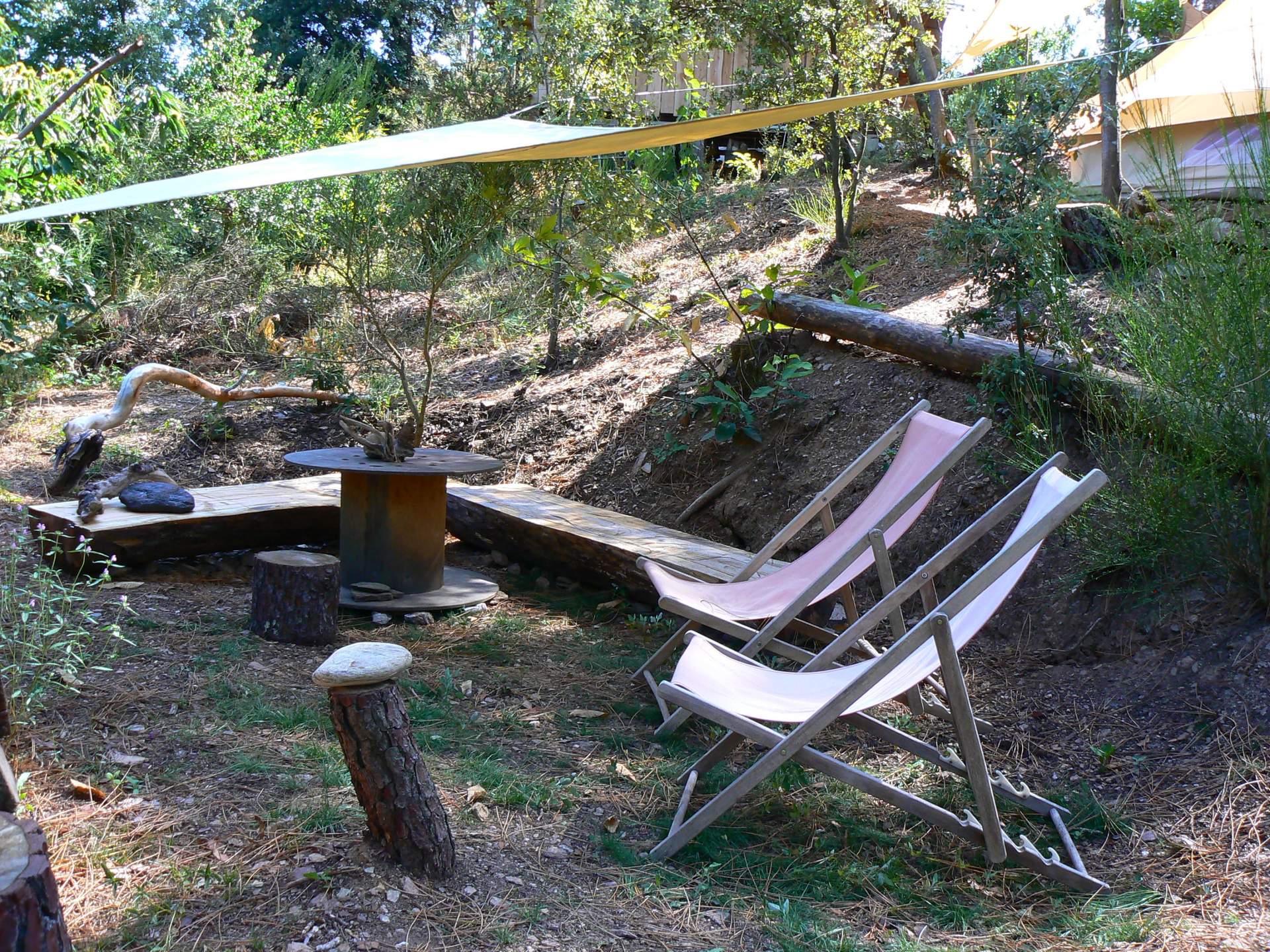 P1100061 Hébergement insolite en Languedoc-Roussillon avec chaises longues et coin détente naturel.