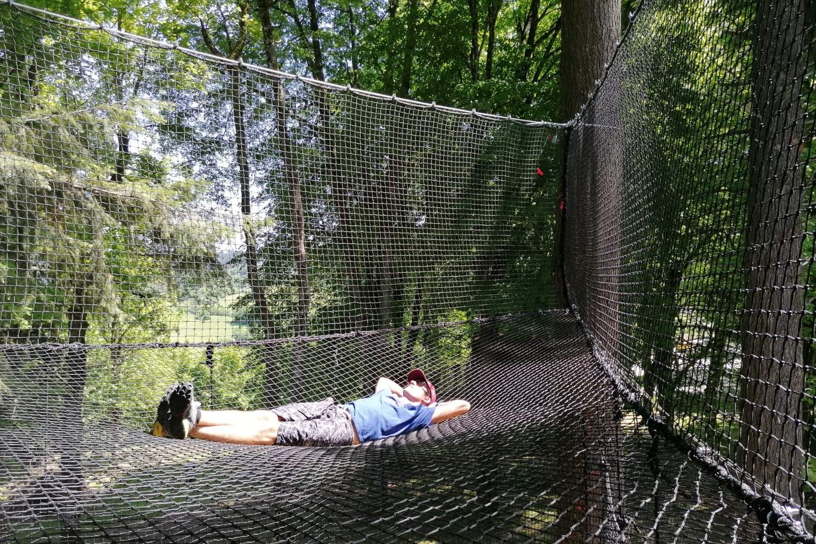 filet horizontal Hébergement insolite en filet suspendu, offrant une vue imprenable sur la nature.