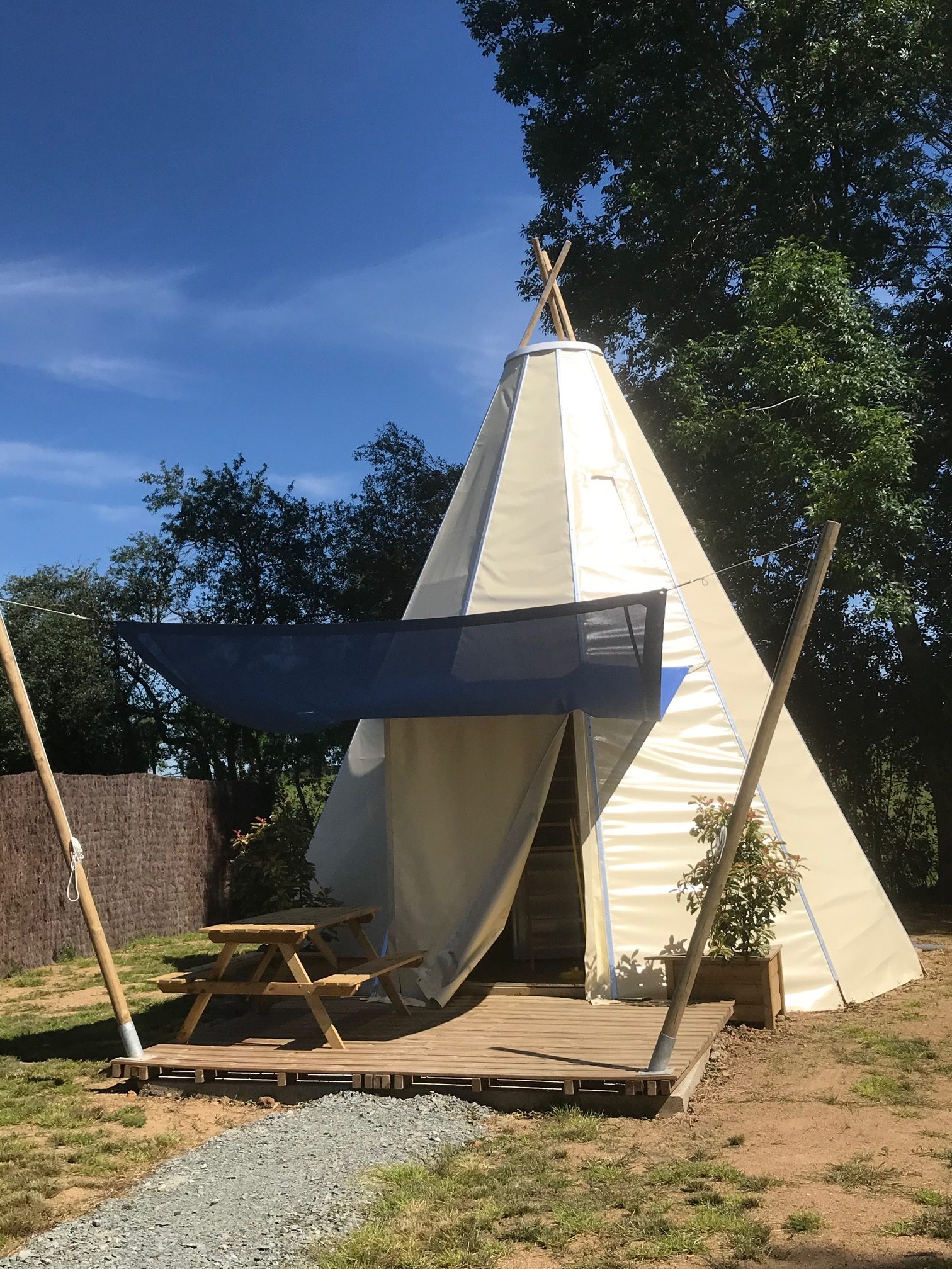 image1(1) Tipi confortable dans le Pays de la Loire, avec terrasse et vue sur la nature.
