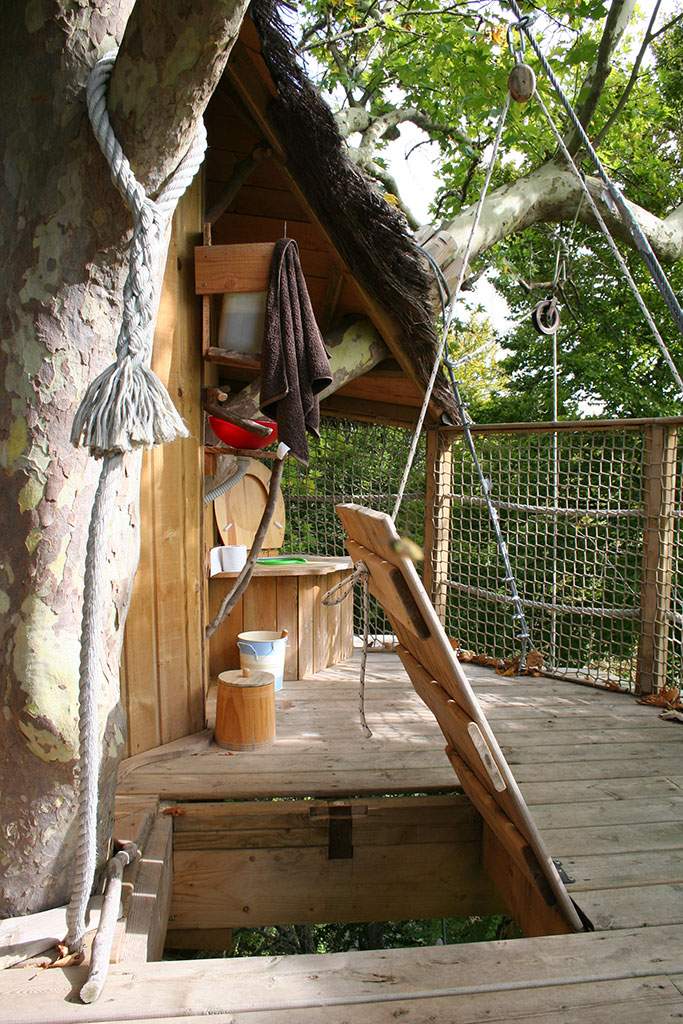 15SEPT2010-116 Cabane dans les arbres en Basse-Normandie, avec un espace en bois et une vue sur la nature.