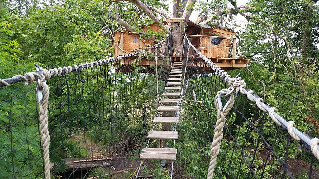 20150705_165423 Cabane dans les arbres en Basse-Normandie, perchée au cœur de la verdure.