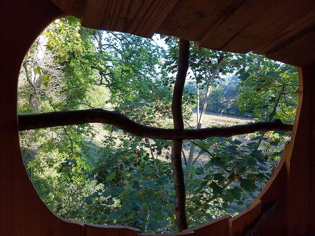 20160907_090035 Cabane perchée en Basse-Normandie, vue sur la nature à travers une fenêtre originale.