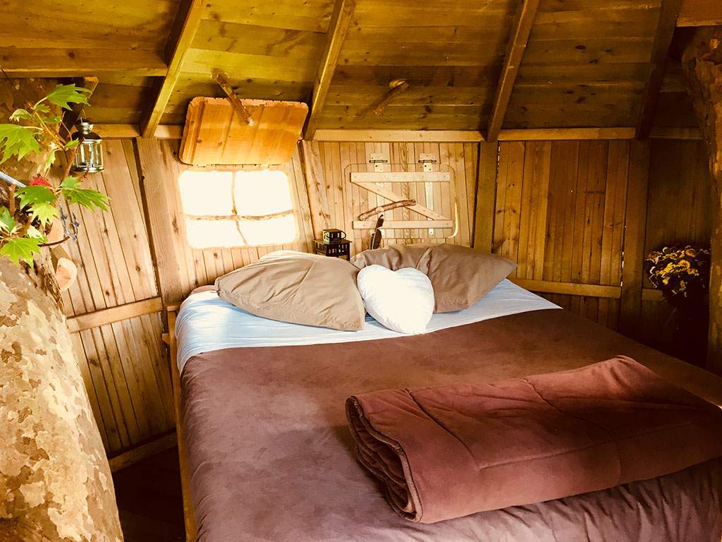 IMG_E5210 Cabane en bois cosy en Basse-Normandie, lit douillet et décoration chaleureuse.