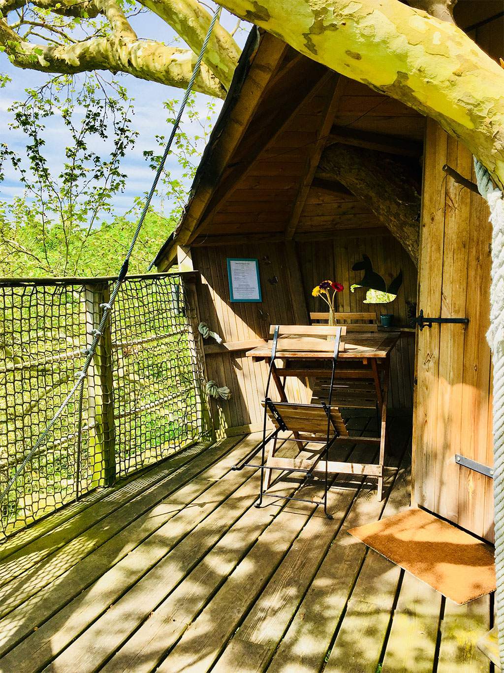 IMG_E5211-3 Cabane perchée en Basse-Normandie avec terrasse en bois et vue sur la nature.