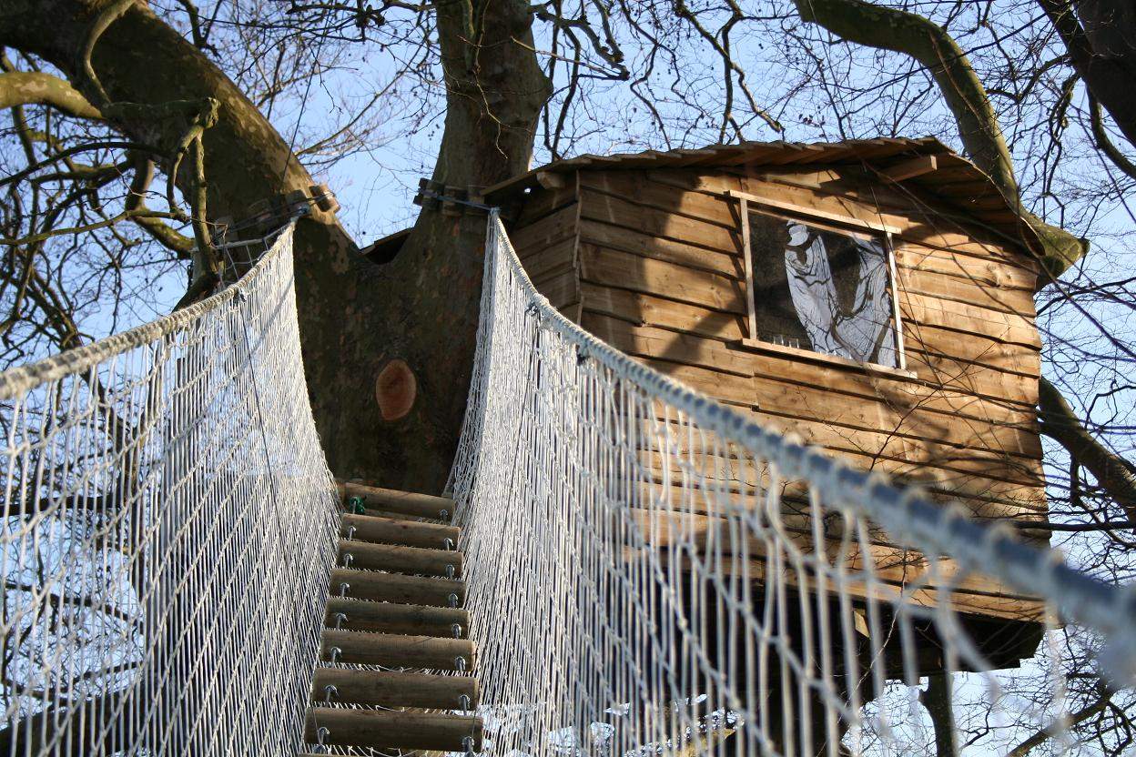 cabane5 Cabane dans les arbres en Basse-Normandie, accessible par une passerelle suspendue.