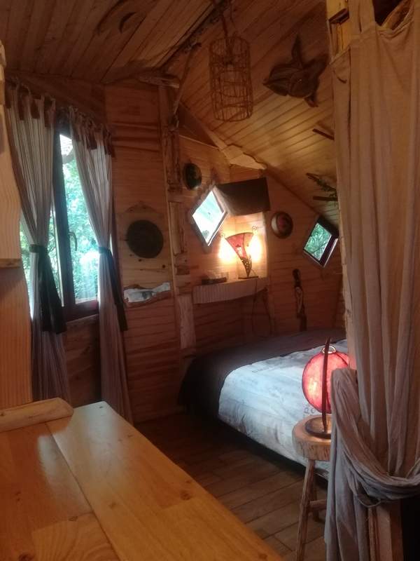 Nid 2020 interieur 3 1 Cabane en bois cosy avec fenêtres originales et ambiance chaleureuse.