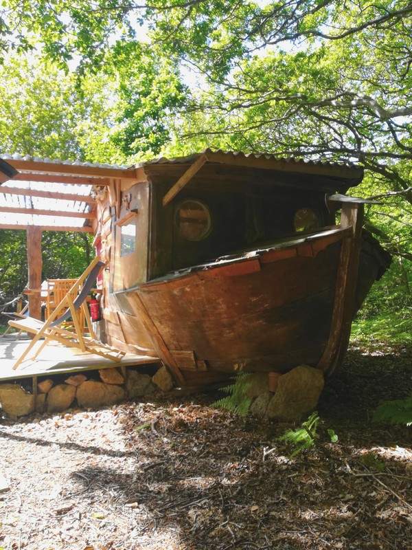 bateau 2 Hébergement insolite en bateau en Basse-Normandie, niché sous les arbres verdoyants.