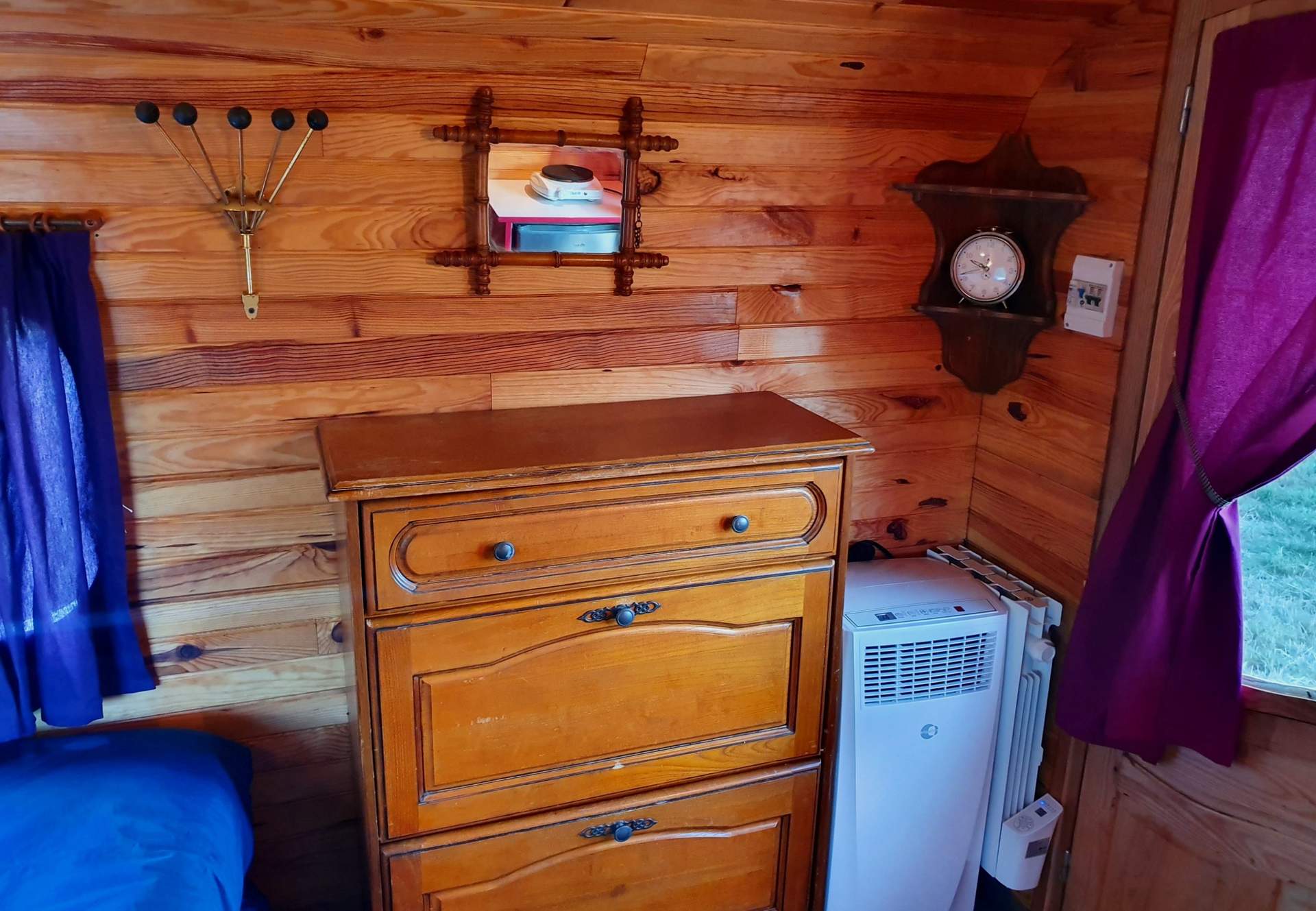 2020.07.11- Roulotte Gitane 3 Cabane en bois cosy avec un mobilier vintage et des rideaux violets.
