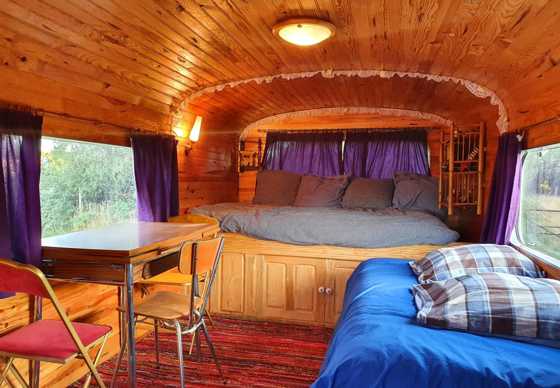 2020.07.11- Roulotte Gitane 5 Hébergement insolite : une roulotte en bois avec lit douillet et décor chaleureux.