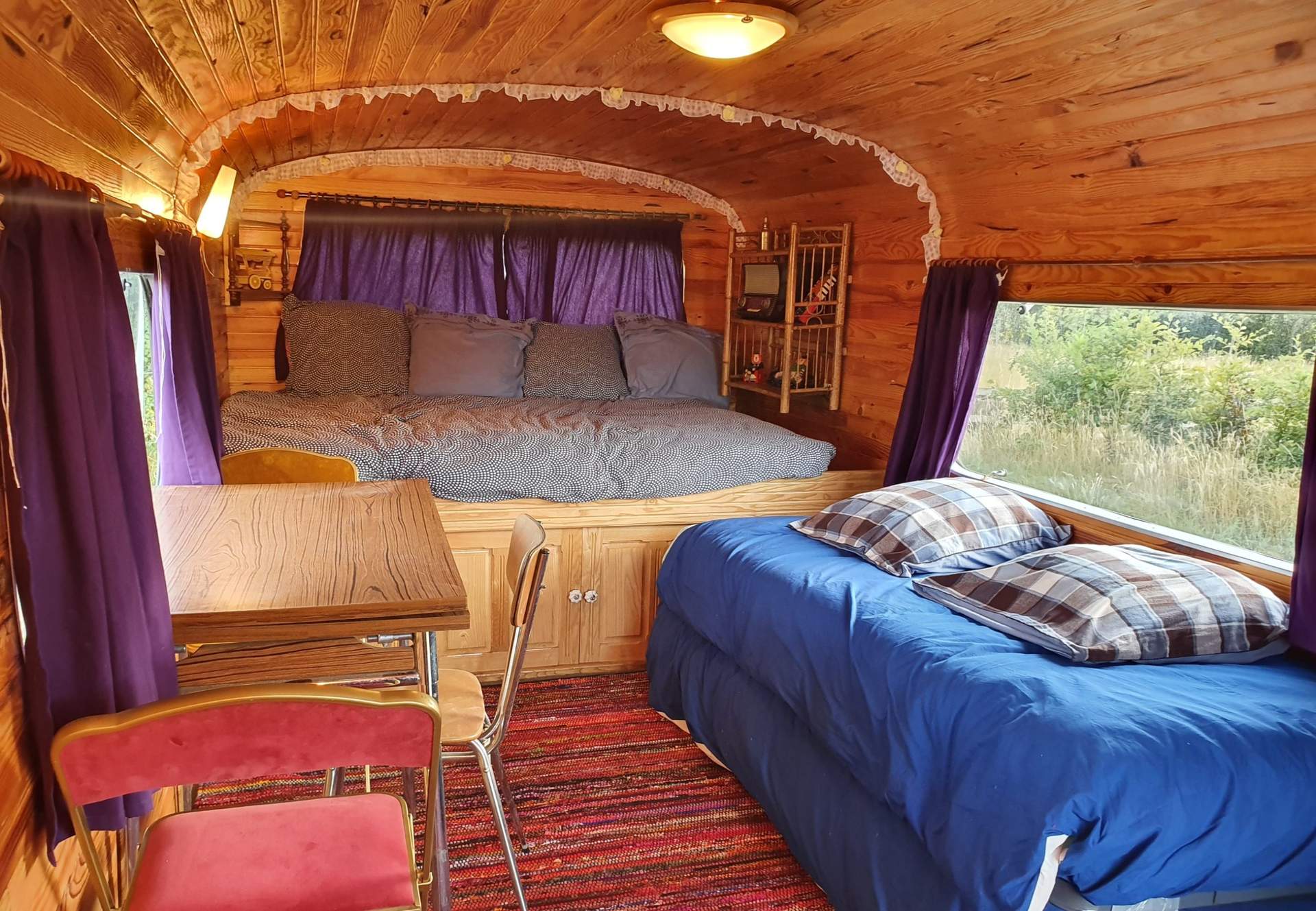 Roulotte Gitane 4 Hébergement insolite : charmante roulotte en bois avec lit douillet et décor chaleureux.