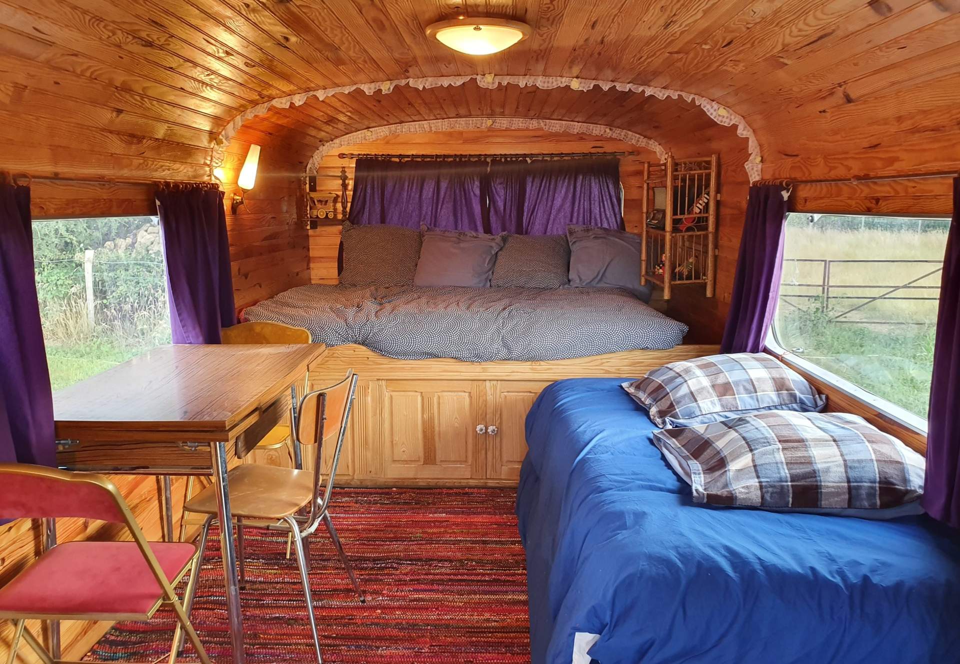 Roulotte Gitane 5 Hébergement insolite en roulotte, intérieur en bois chaleureux avec lit douillet.